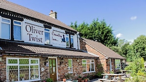 A pub named 'Oliver Twist' with outdoor seating and a garden area. - Oliver Twist Country Inn (Wisbech)