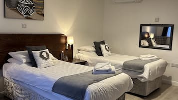 标准双床房 (Twin Room)