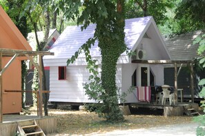 Standard Cottage (Les Lauriers) | 1 bedroom, individually decorated, individually furnished - Camping BelleRive (Montfrin)