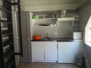 Ferienhaus (Les Mimosas) | Eigene Kochnische | Kühlschrank, Herdplatte, Hochstuhl, Kochgeschirr/Geschirr/Besteck