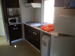 Cottage (Les Lavandes) | Private kitchen | Fridge, stovetop, highchair, cookware/dishes/utensils - Camping BelleRive (Montfrin)