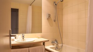 A bathroom with a sink, mirror, shower, and bathtub. - Hôtel l'Ermitage (Espaly-Saint-Marcel)