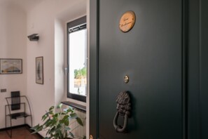 Une porte vert foncé ornée d’une poignée de porte en bronze et d’une plaque portant l’inscription « Cioni Marchionne ».