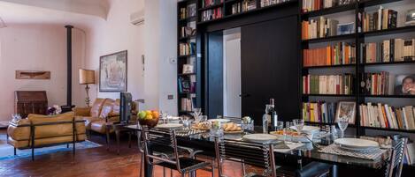 Appartement, 3 slaapkamers | Dineren op de kamer