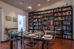 Leilighet, 3 soverom | Spiseområde på rommet
