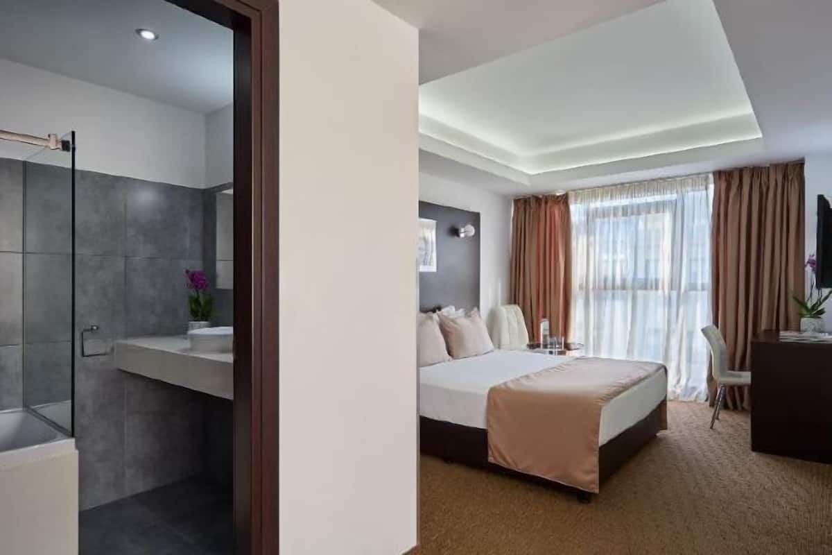 1 bedroom, premium bedding, in-room safe, desk