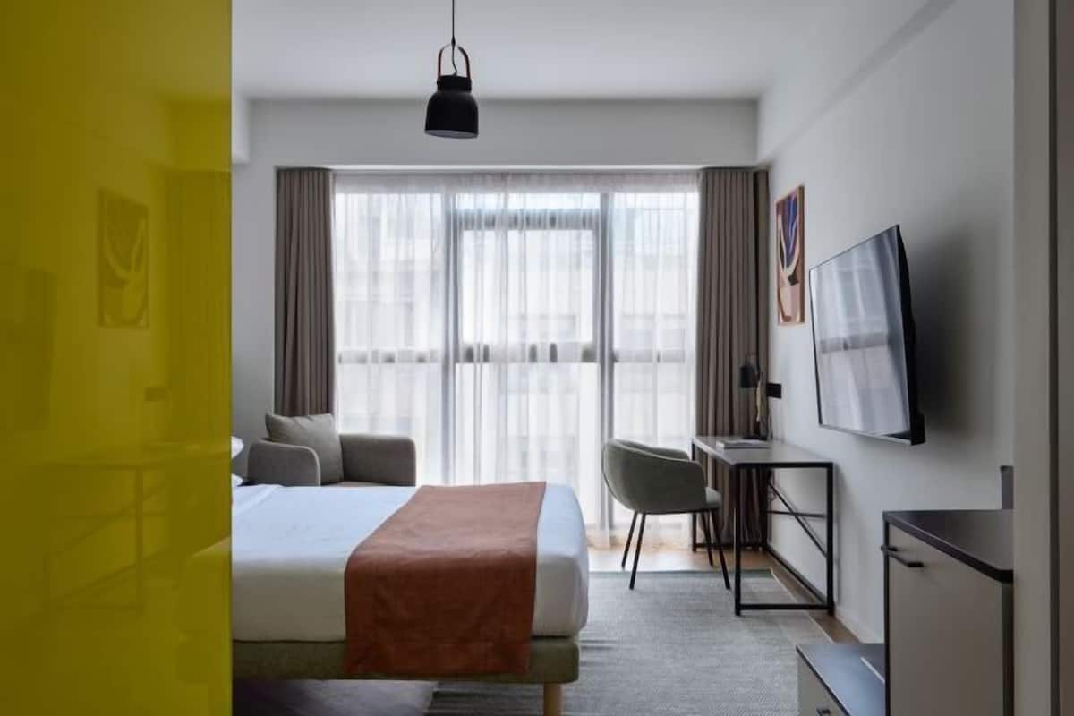Premium bedding, in-room safe, desk, blackout drapes