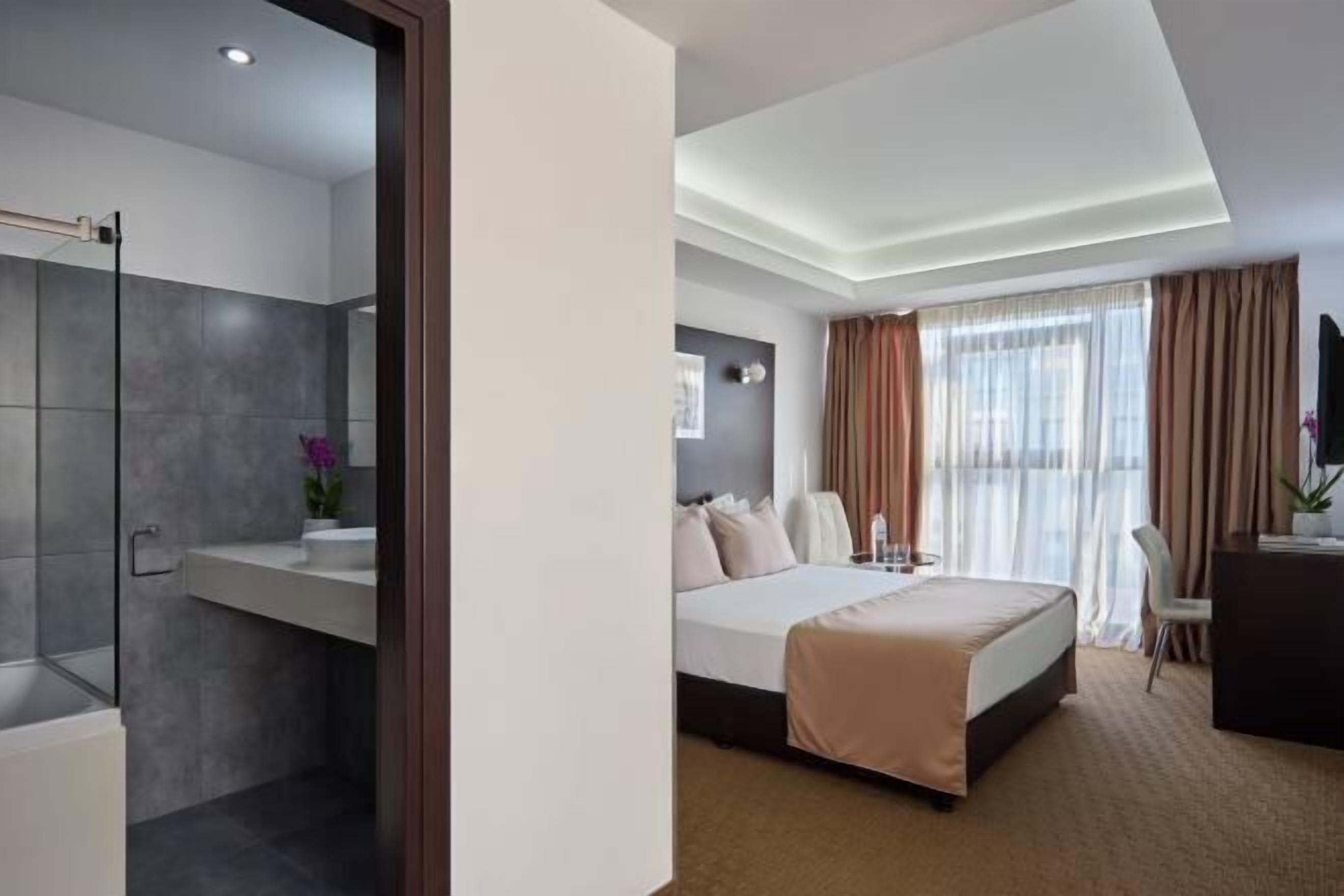 Literie de qualité, coffre-fort, bureau, rideaux d’obscurcissement