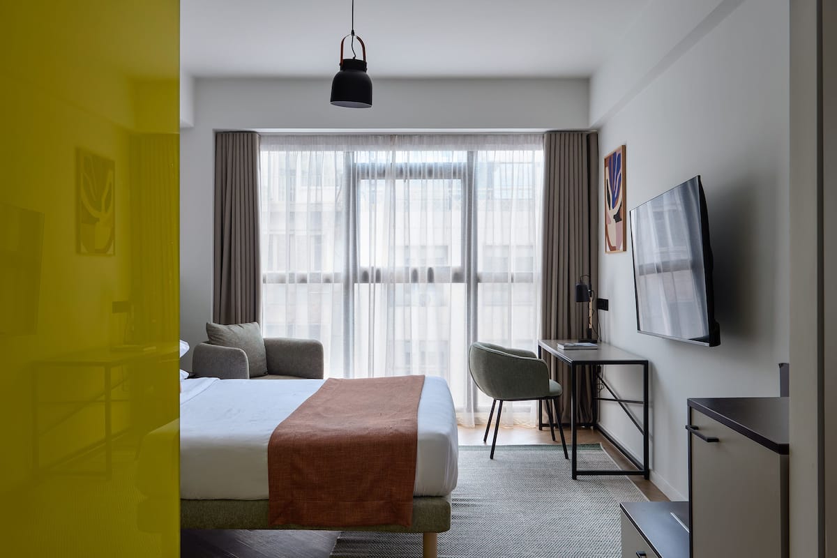 Premium bedding, in-room safe, desk, blackout drapes