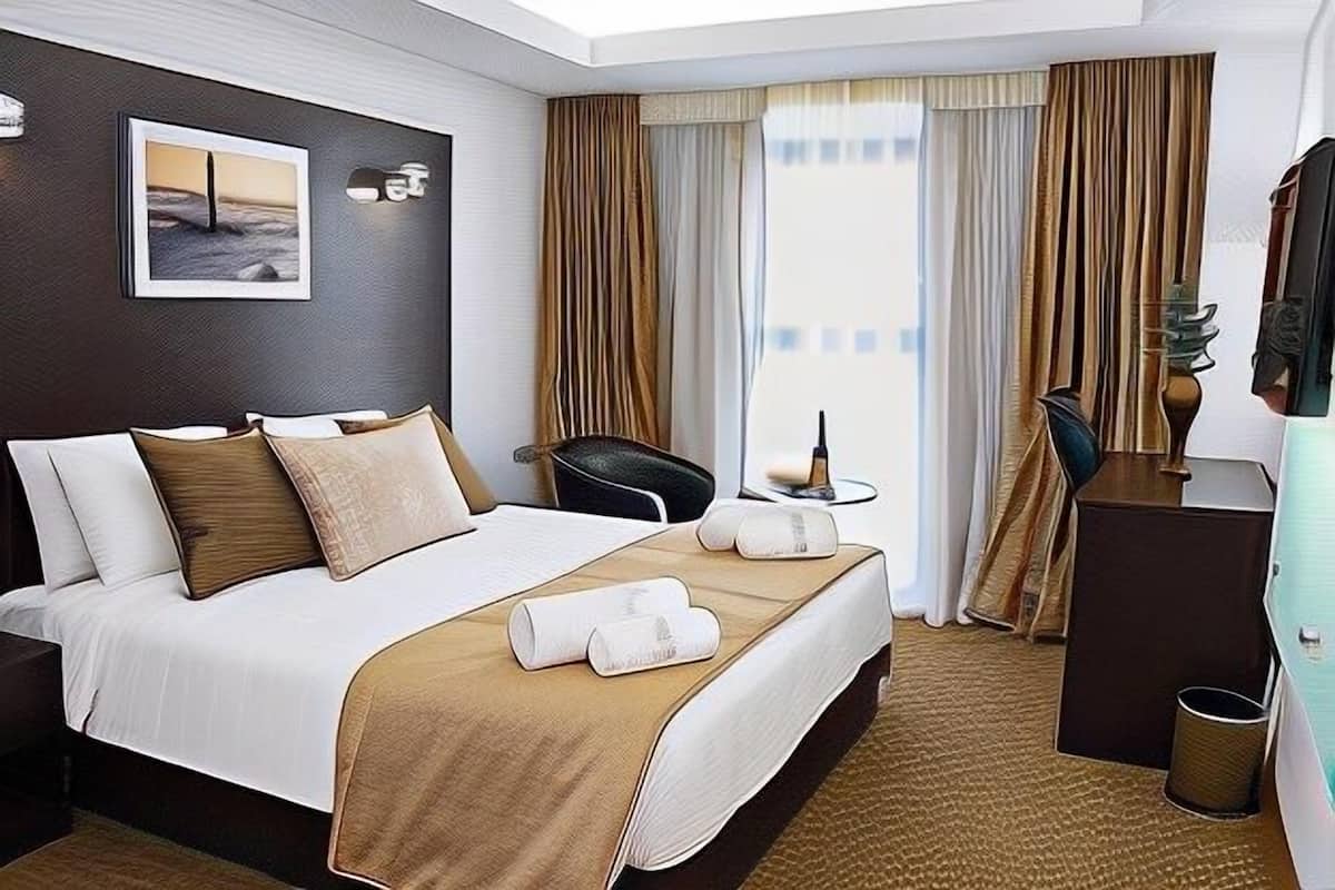 1 Schlafzimmer, hochwertige Bettwaren, Zimmersafe, Schreibtisch