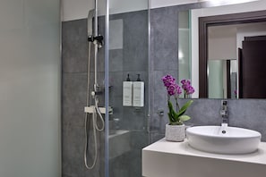 Premium bedding, in-room safe, desk, blackout curtains - Breeze Boutique Hotel (Athens)