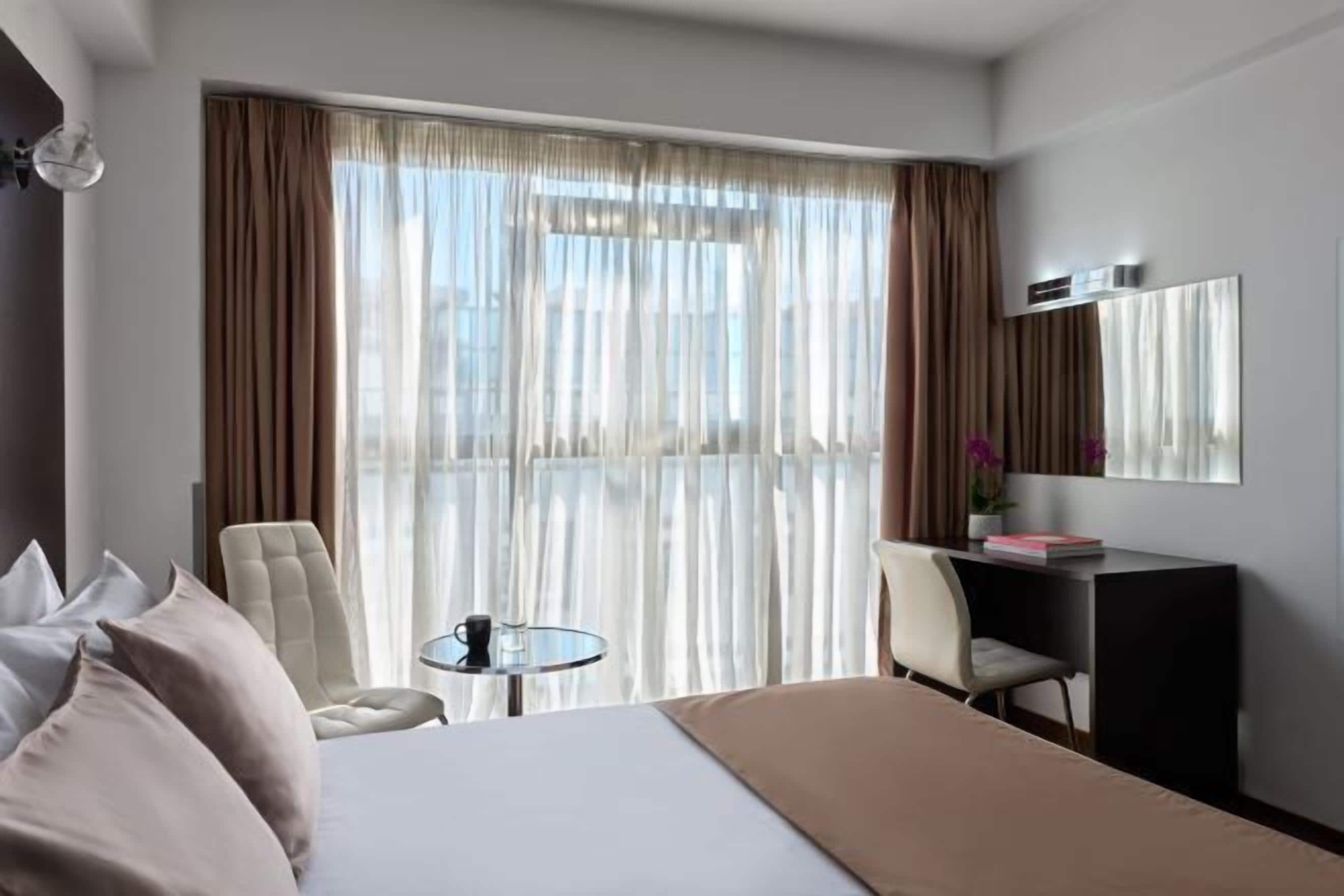 Luxe beddengoed, een kluis op de kamer, een bureau