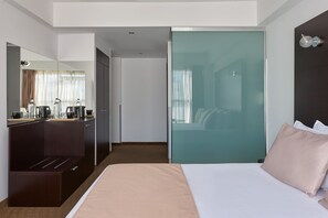 Grand Room | Premium bedding, in-room safe, desk, blackout curtains - Breeze Boutique Hotel (Athens)