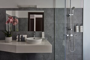 Premium bedding, in-room safe, desk, blackout curtains - Breeze Boutique Hotel (Athens)