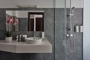 Roupas de cama premium, cofres nos quartos, escrivaninha