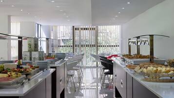 Petit déjeuner buffet (10 EUR par personne)