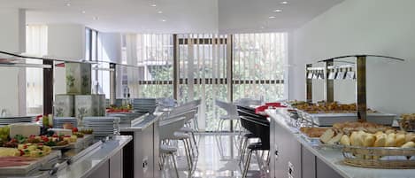 Frukostbuffé varje dag (EUR 10 per person)