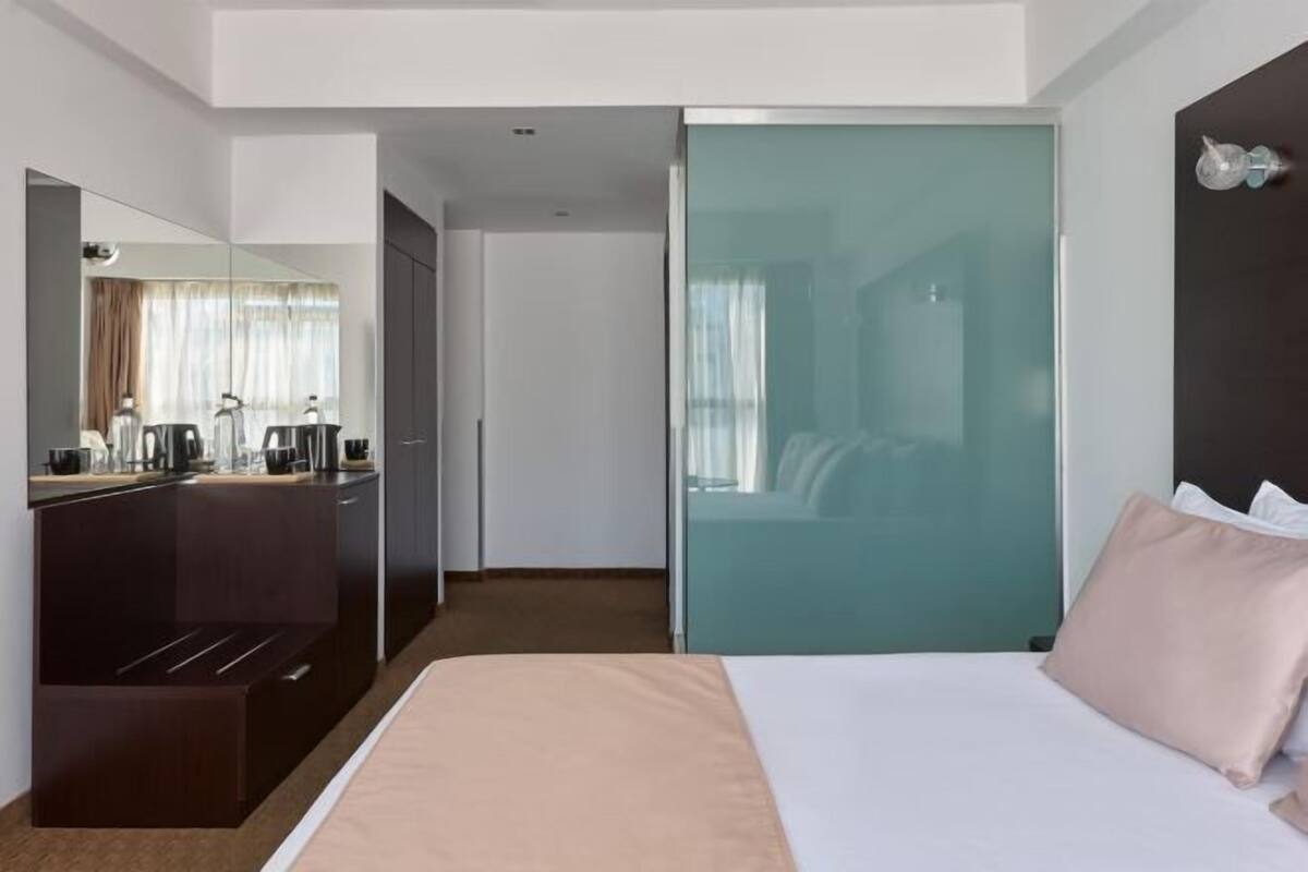 1 Schlafzimmer, hochwertige Bettwaren, Zimmersafe, Schreibtisch