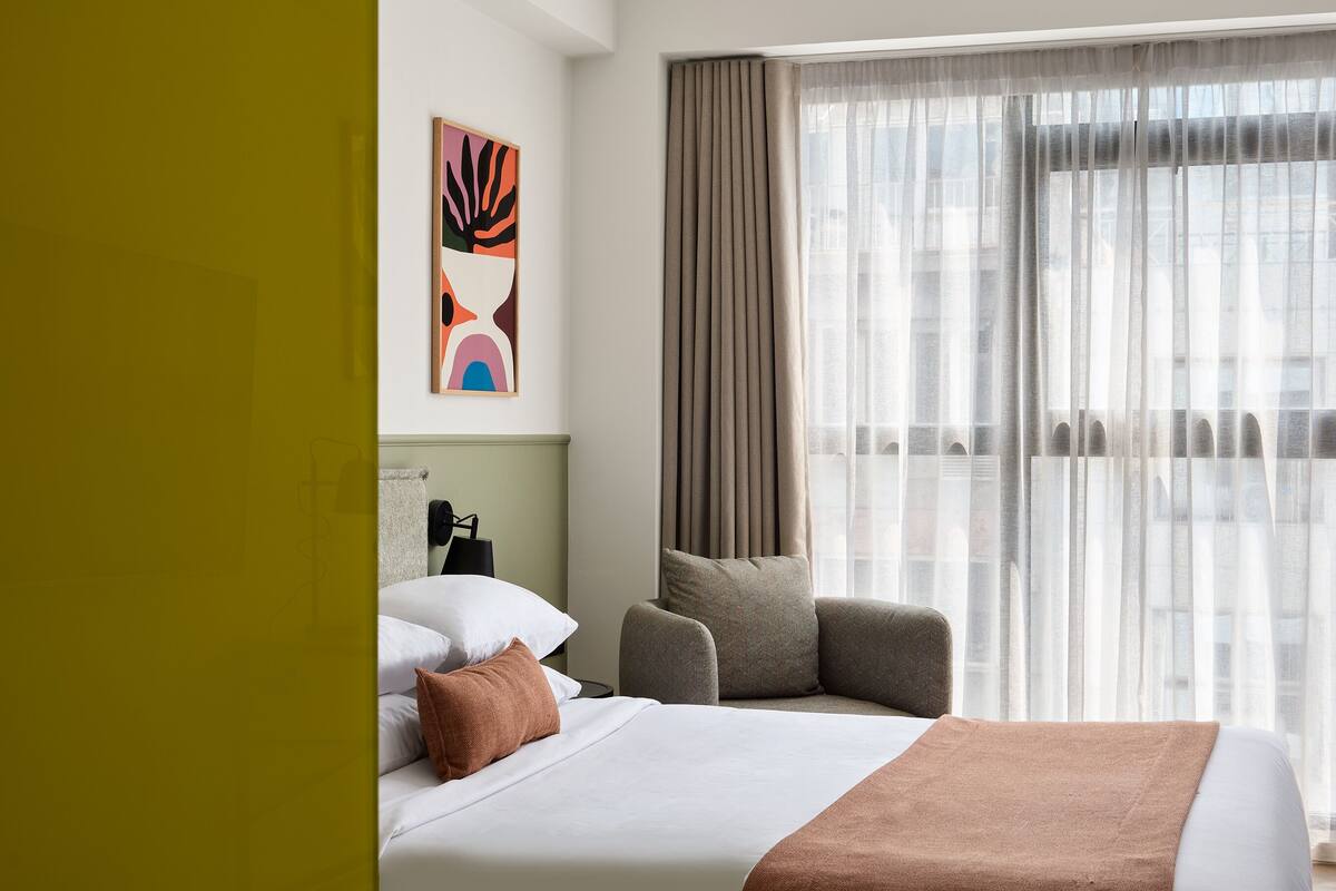 Premium bedding, in-room safe, desk, blackout drapes