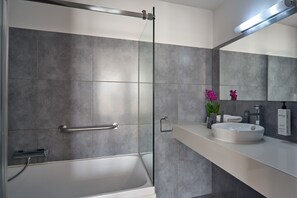 深めの浴槽、環境にやさしいバスアメニティ、ヘアドライヤー、タオル