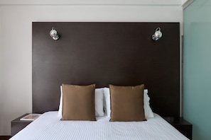 Premium bedding, in-room safe, desk, blackout curtains - Breeze Boutique Hotel (Athens)