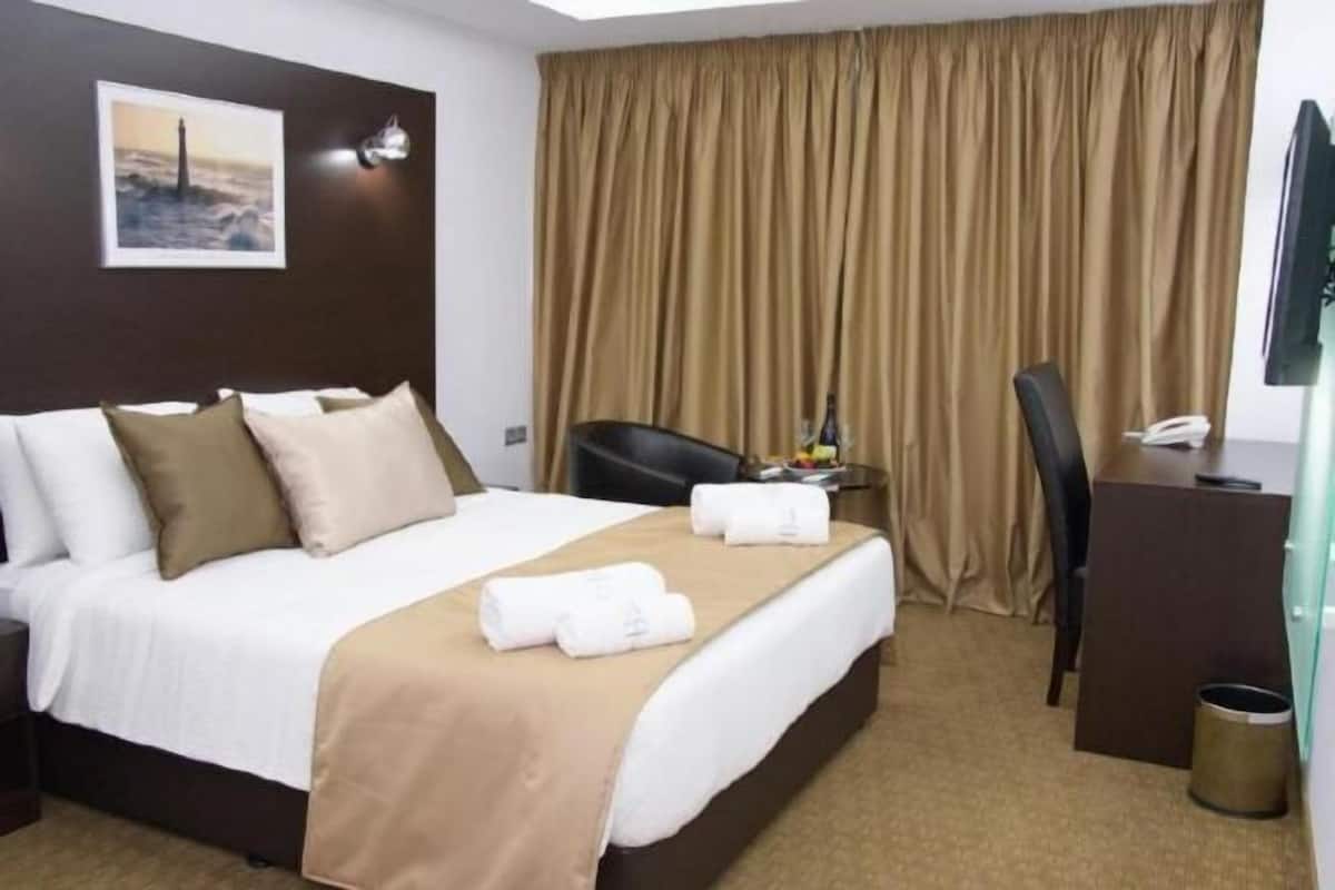 1 Schlafzimmer, hochwertige Bettwaren, Zimmersafe, Schreibtisch