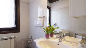 Apartment, 1 Bedroom, Smeraldo | Bagno | Doccia, soffione a pioggia, asciugacapelli, bidet
