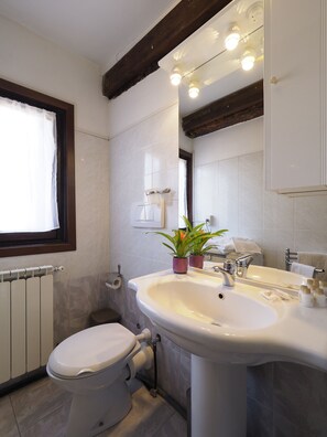 Apartment, 1 Bedroom, Smeraldo | Bilik Mandi | Pancuran mandi, hulu semburan mandi hujan, pengering rambut, bidet 