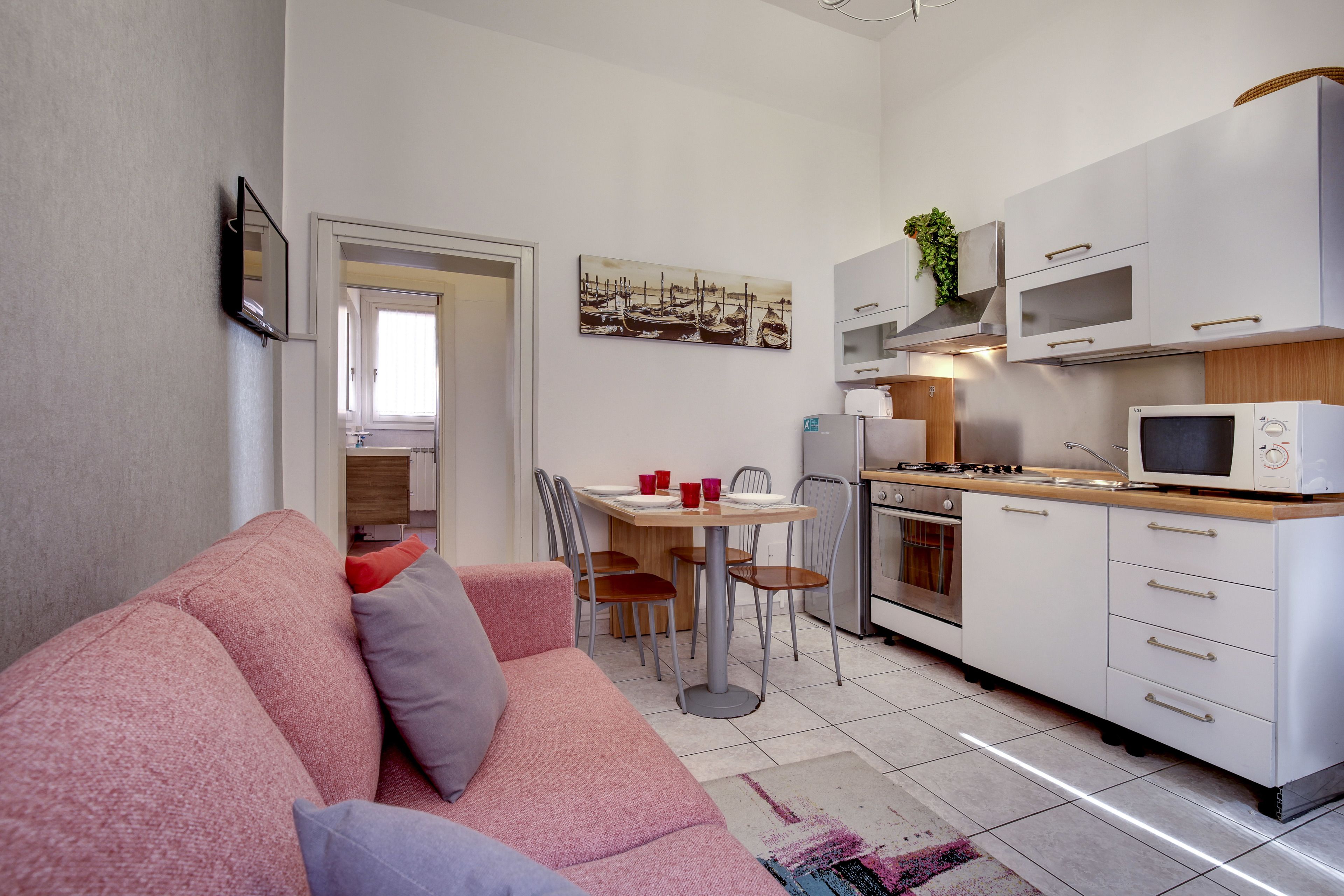 Appartement | Privékitchenette | Een koelkast met diepvriezer, een microgolfoven, een oven, een kookplaat