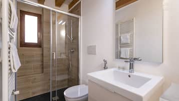 Apartment, 1 Bedroom, Topazio | Bagno | Doccia, soffione a pioggia, asciugacapelli, bidet