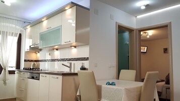 Apartamento Confort, 1 habitación | Cocina básica privada | Frigorífico, placa de cocina, hervidor eléctrico y utensilios de cocina