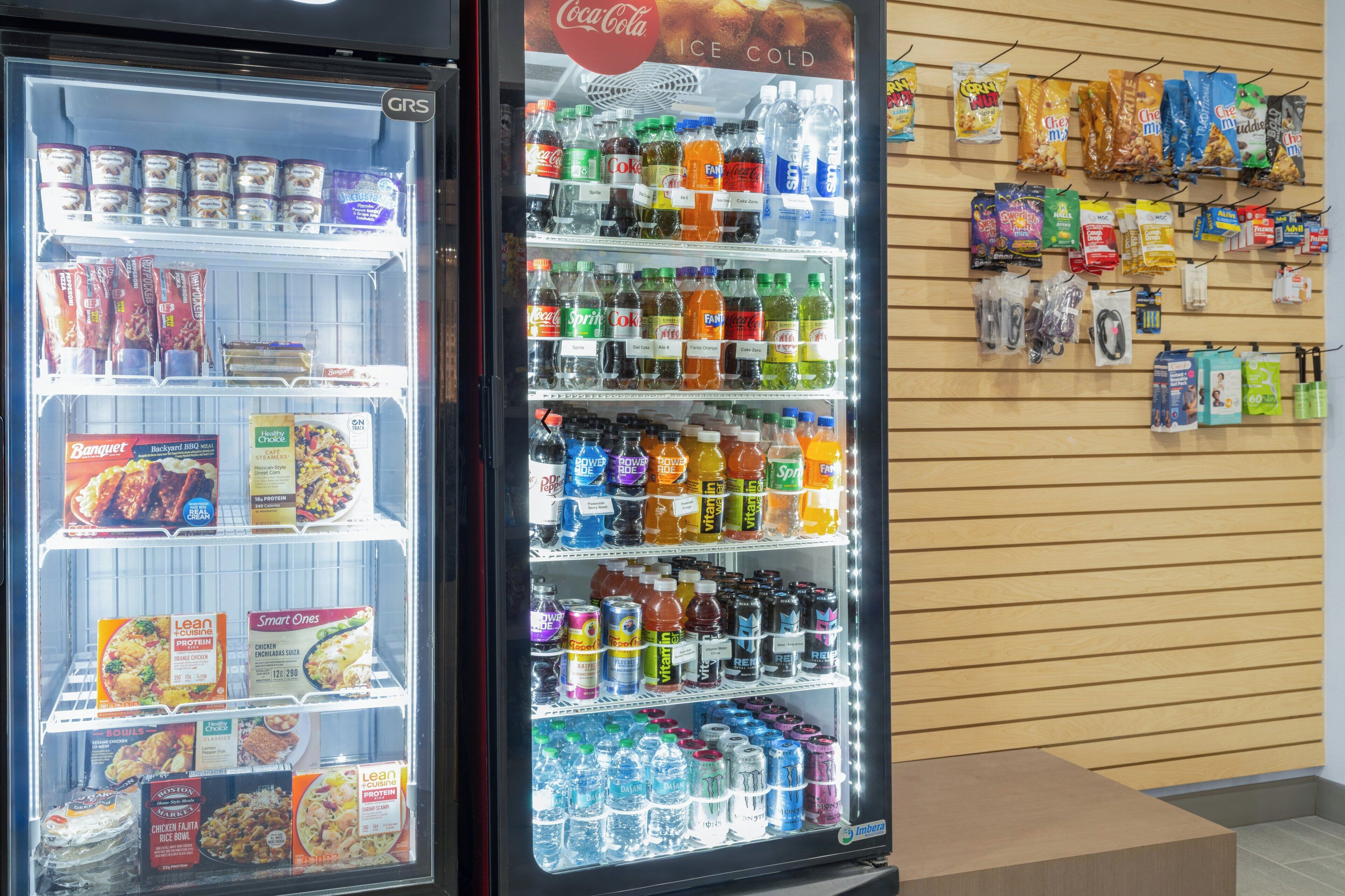 Un présentoir réfrigéré contenant divers produits alimentaires et boissons.