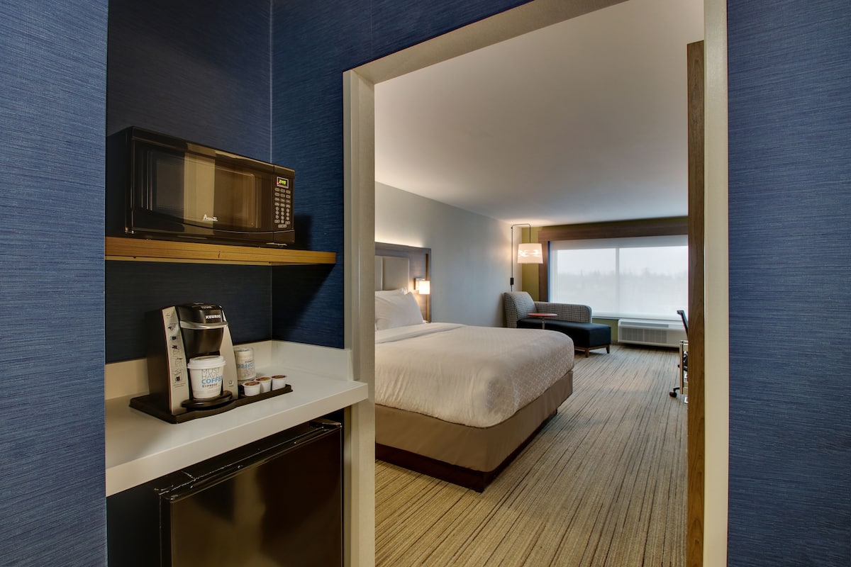 premium bedding, pillow-top beds, in-room safe, desk