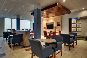 Café da manhã com buffet grátis todos os dias