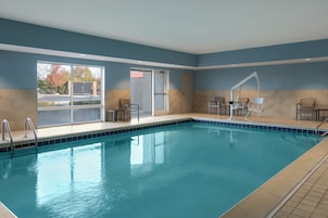 Una piscina cubierta