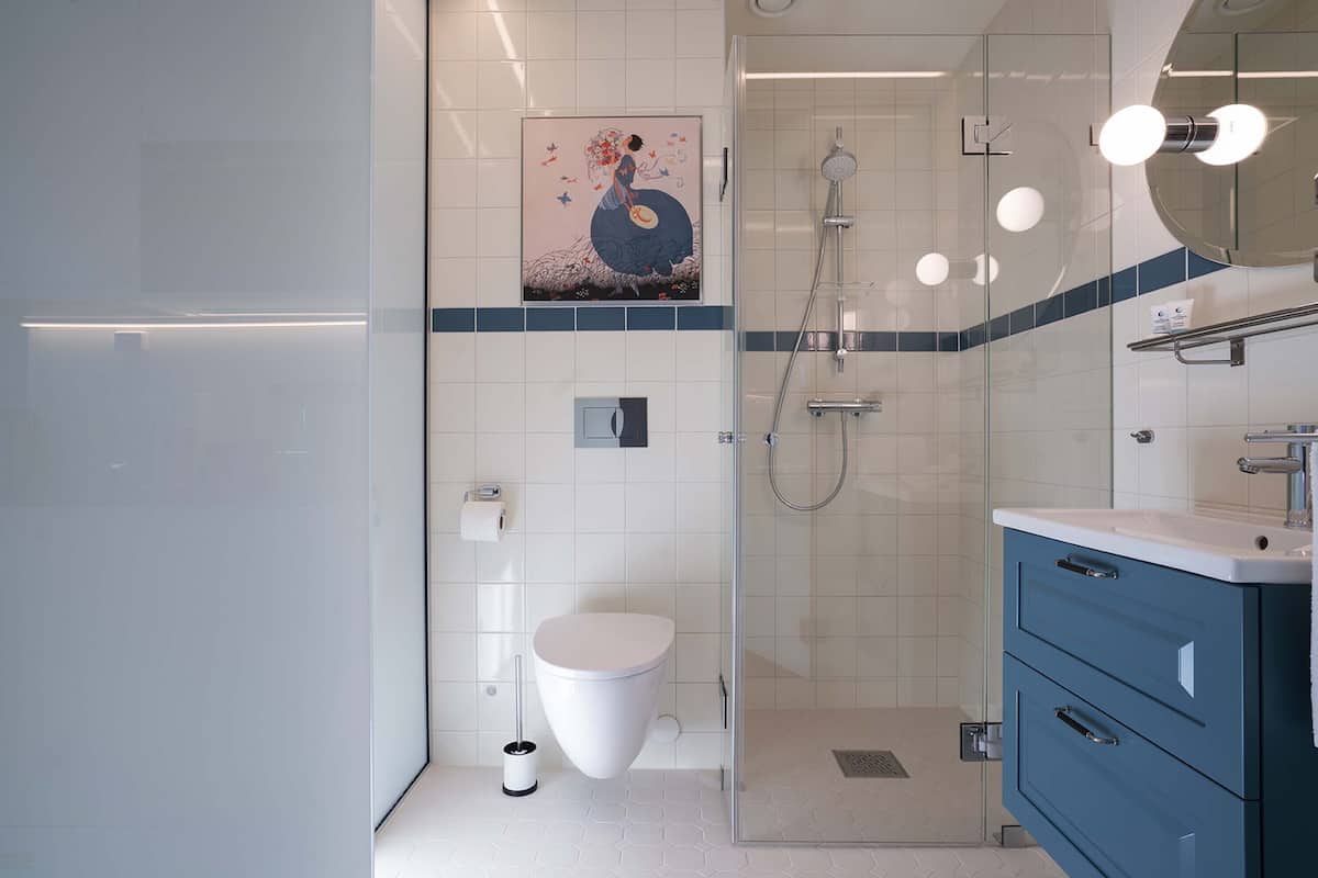 Een douche, gratis toiletartikelen, een haardroger, handdoeken