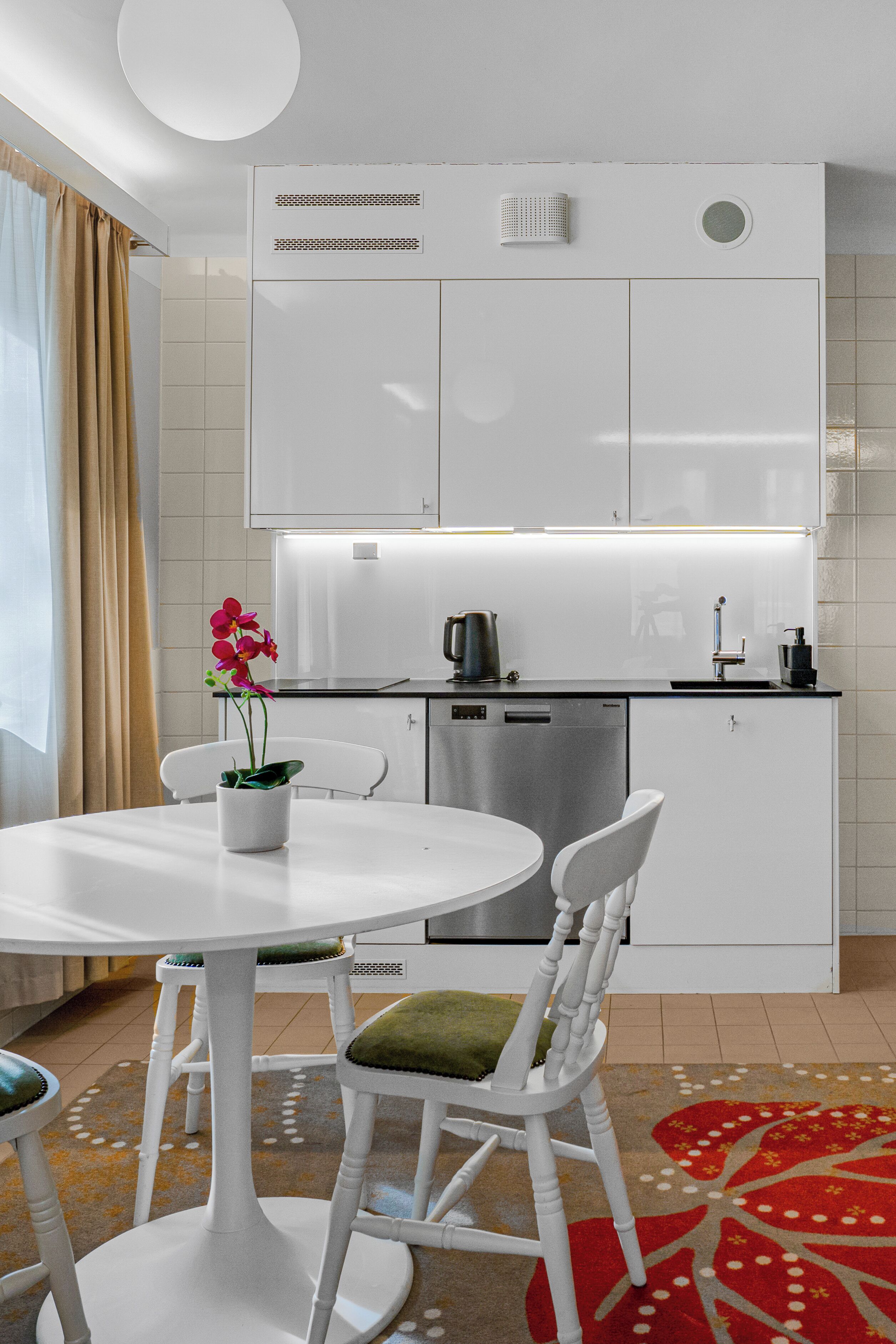 Standaard appartement, 1 queensize bed met slaapbank | Privékeuken | Een koelkast, een kookplaat, een koffiezetapparaat/waterkoker