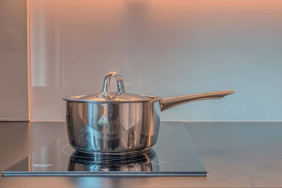 standard studio, 1 large single bed | private kitchen | fridge, stovetop, coffee/tea maker, electric kettle