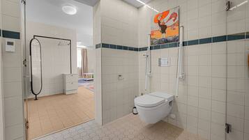 Standard Apartment, 1 Bedroom | Bathroom | Shower, free toiletries, hair dryer, towels