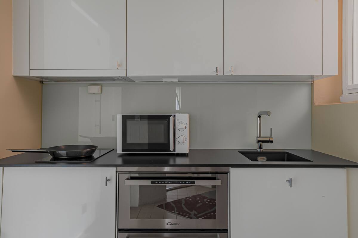 standard studio | private kitchen | fridge, stovetop, coffee/tea maker, electric kettle