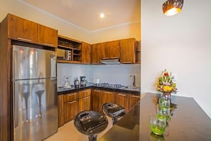 Villa, 2 Schlafzimmer, eigener Pool | Eigene Kochnische | Großer Kühlschrank, Mikrowelle, Herdplatte