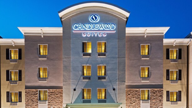 Un hotel con una fachada moderna, múltiples ventanas y una señalización destacada para CANDLEWOOD SUITES.
