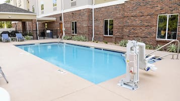 Piscina externa sazonal, funciona das 8h às 22h, guarda-sóis