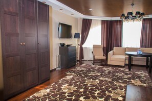 Quarto quádruplo superluxo, 2 quartos, no andar executivo | Área de estar | TV de tela plana, lareira