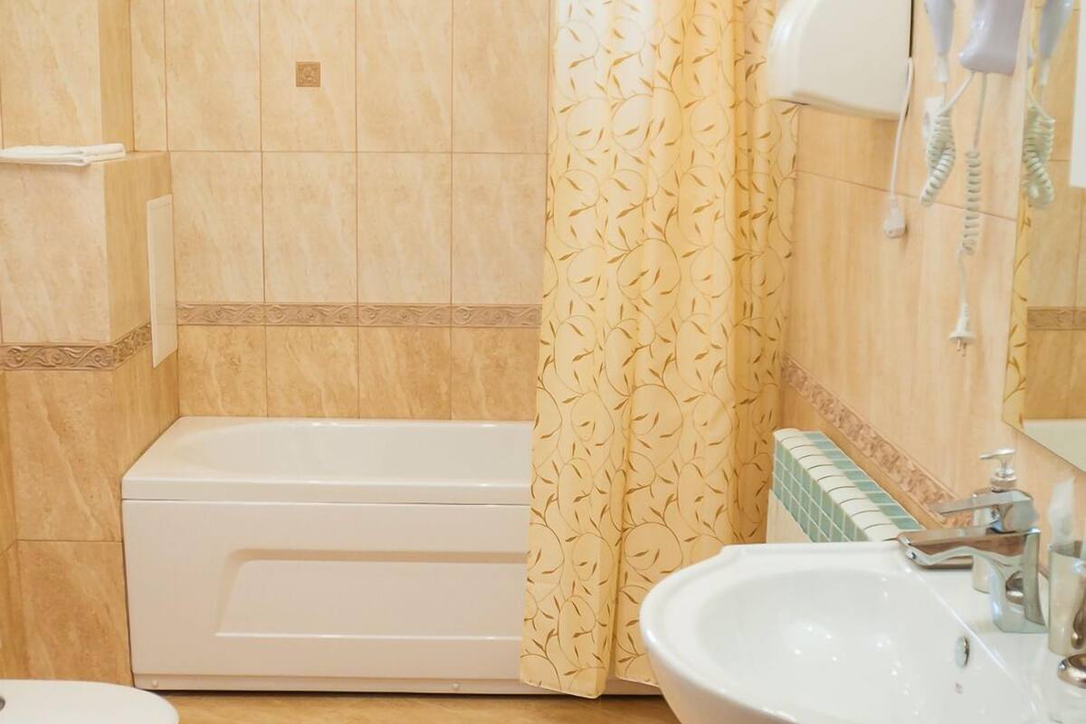 Eenvoudige tweepersoonskamer, voor 1 persoon, gemengde slaapzaal, privébadkamer | Badkamer | Een douche, gratis toiletartikelen, handdoeken