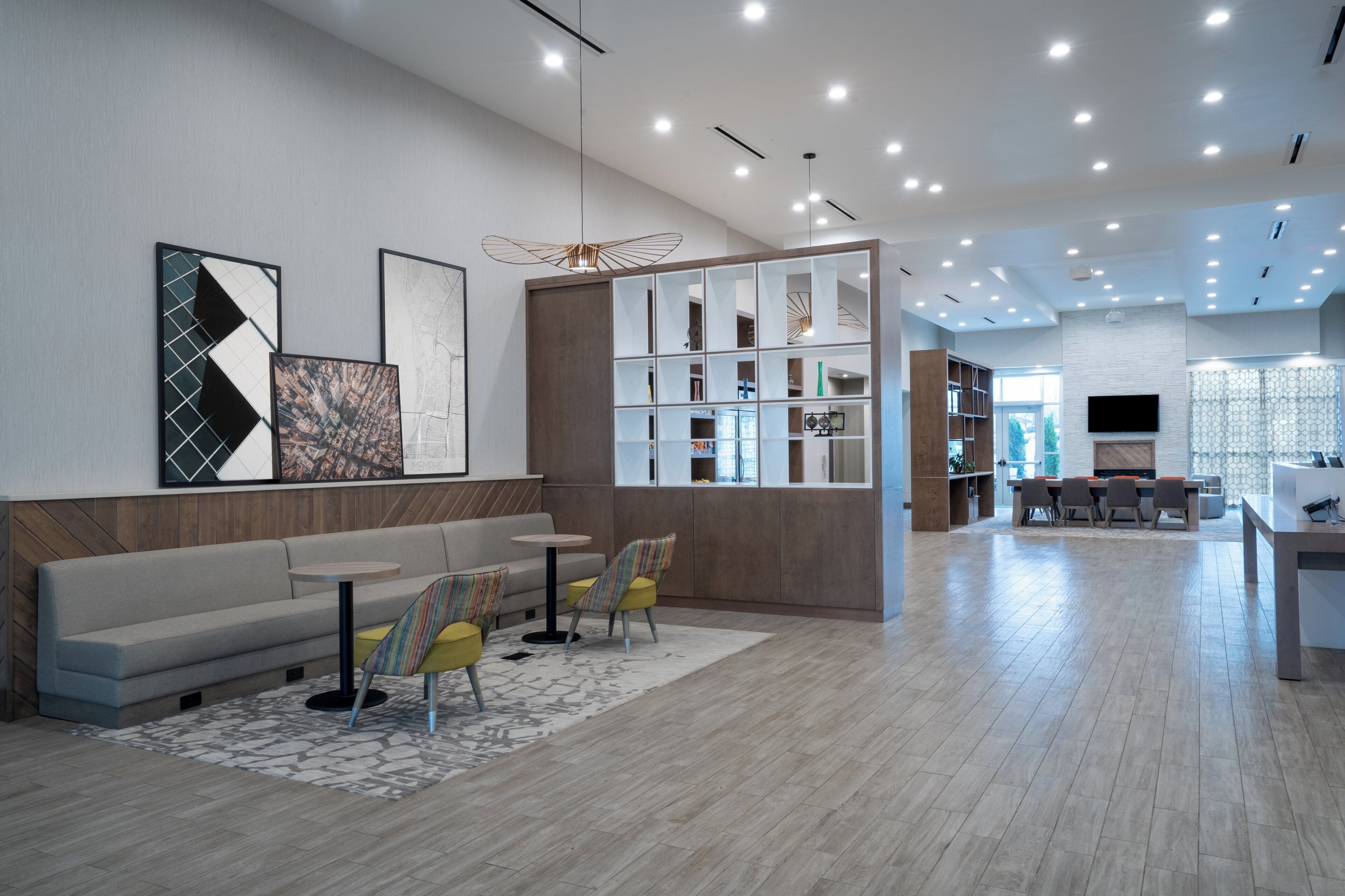 Un interior moderno con sofá, sillas, zona de comedor y cocina.