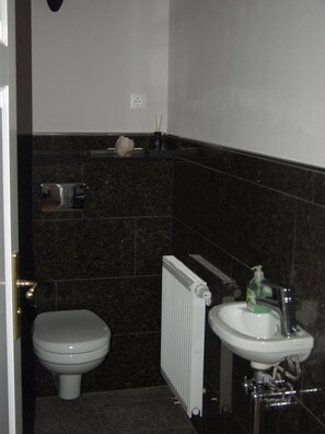 Dusche, kostenlose Toilettenartikel, Haartrockner, Bademäntel