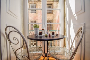 1 quarto, frigobar, cofres nos quartos, escrivaninha