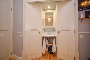 1 dormitori, minibar gratuït, caixa forta a l'habitació i escriptori