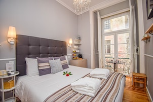 1 quarto, frigobar, cofres nos quartos, escrivaninha